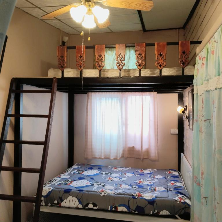 Postel nebo postele na pokoji v ubytování Ban Kru Ae HomeHostel