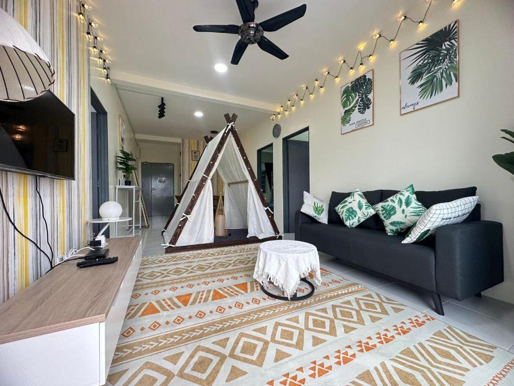 ein Wohnzimmer mit einem Sofa und einem Zelt in der Unterkunft Camping Styles 3 Emerald Avenue Cameron Highlands 10Pax 117 Wifi in Brinchang