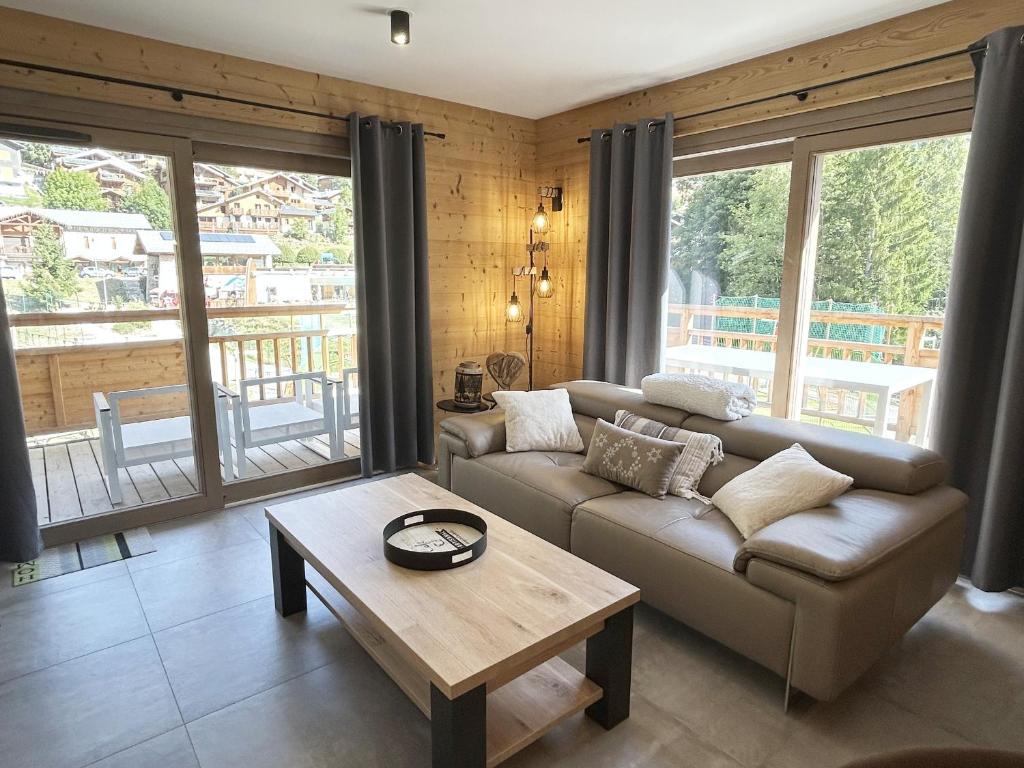 uma sala de estar com um sofá e uma mesa de centro em Appartement Champagny-en-Vanoise, 3 pièces, 6 personnes - FR-1-638-9 em Champagny-en-Vanoise