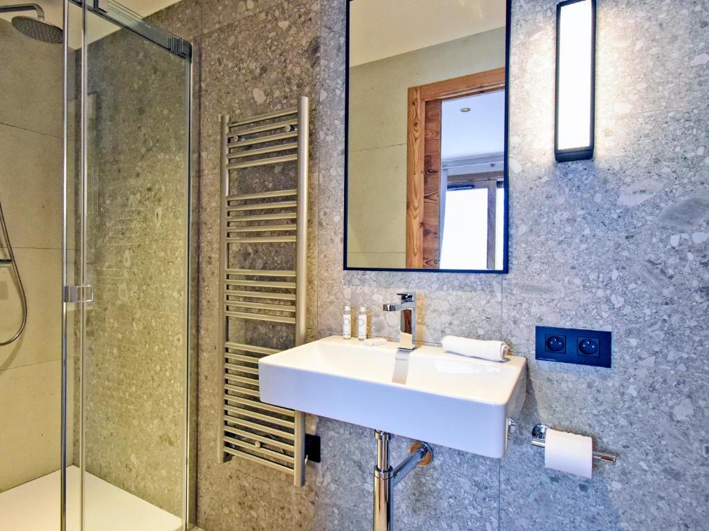 łazienka z umywalką i prysznicem w obiekcie Appartement de standing, 3 chambres, terrasse, conciergerie, centre Méribel - FR-1-613-45 w mieście Les Allues