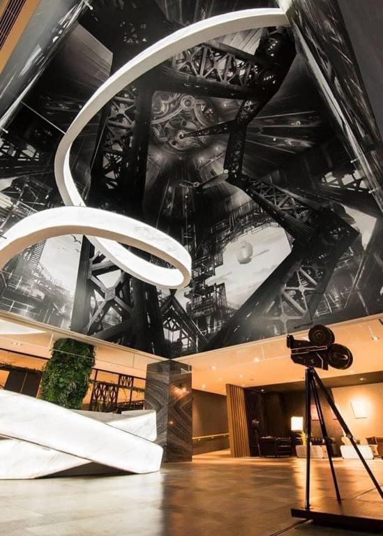 a room with aamed ceilings and a camera on a stage at 凝萃文旅 台中車站店 NCH-Business Hotel in Taichung