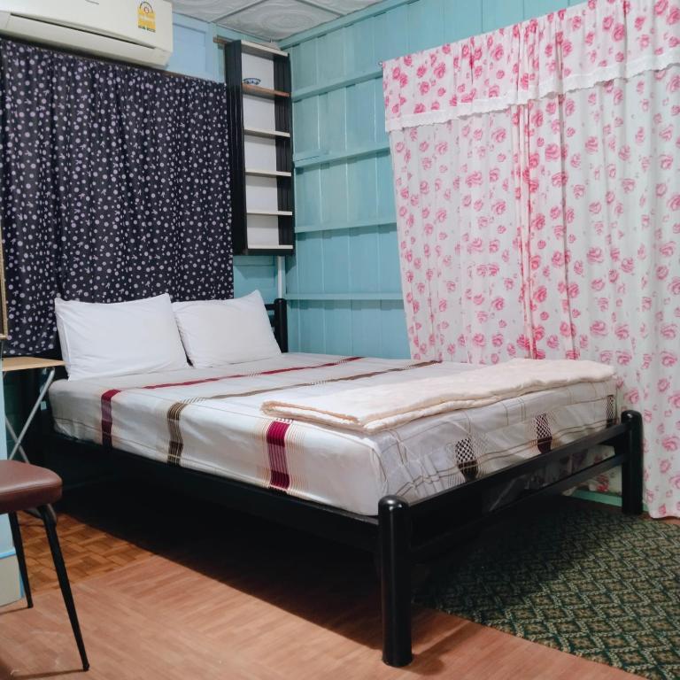 Postel nebo postele na pokoji v ubytování Ban Kru Ae HomeHostel