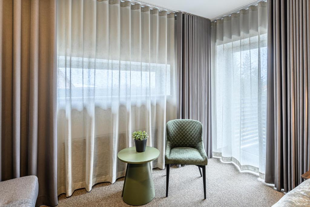 Posezení v ubytování Ugandi Hotel