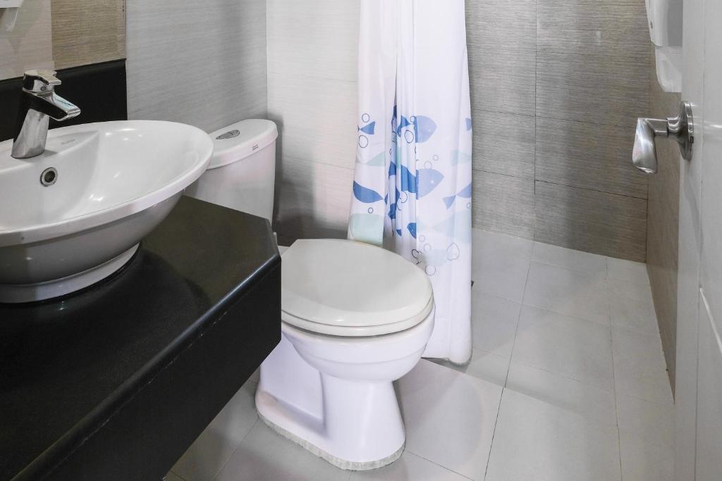 Un baño de Tess and Tessha Condotel near T3 Airport