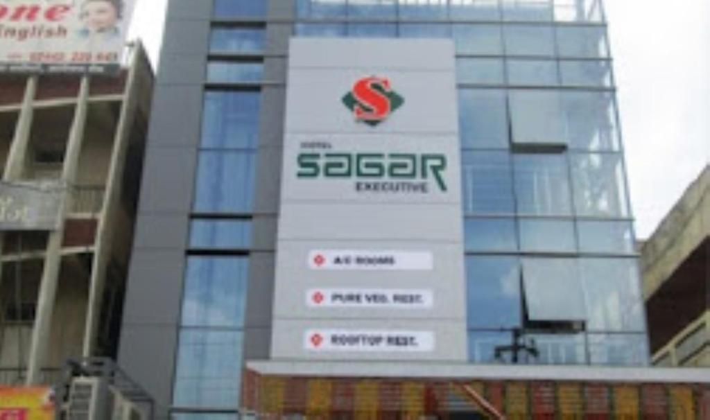 una señal en el lateral de un edificio en Hotel Sagar Executive BEED, en Bīr
