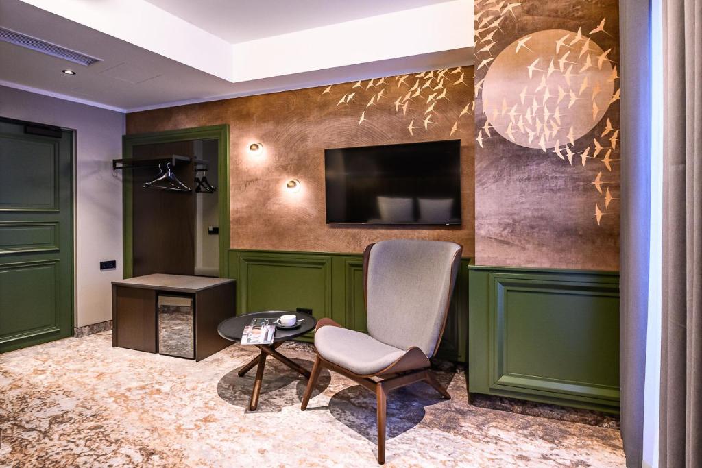 TV a/nebo společenská místnost v ubytování Ugandi Hotel