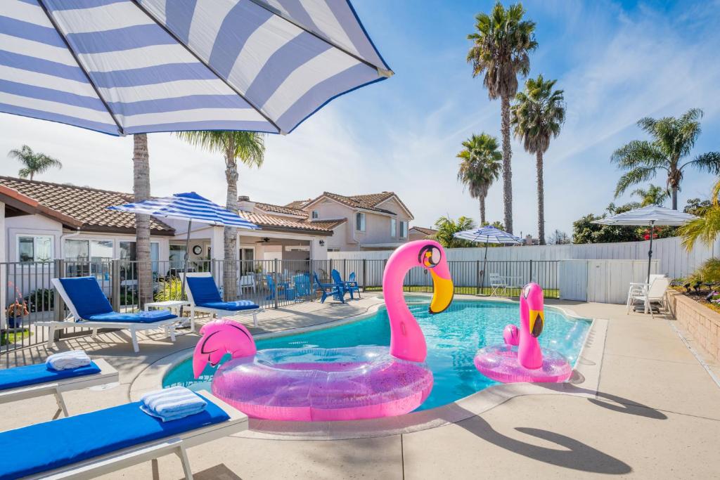 een zwembad met twee roze flamingo's in het midden bij Villa Descanso in Oceanside
