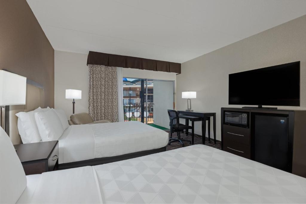Holiday Inn Des Moines-Airport Conf Center, an IHG Hotel - Chambre Queen Standard Avec Deux Lits Queen Et Vue Sur La Cour