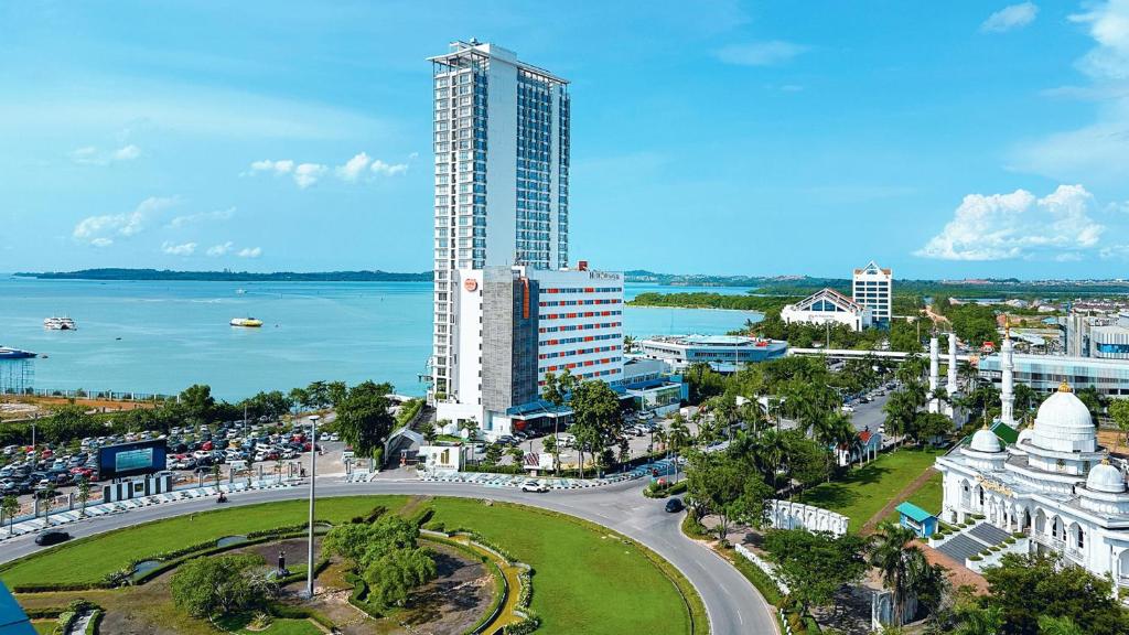 una vista aérea de una ciudad con un edificio alto en HARRIS Hotel Batam Center en Batam Centre