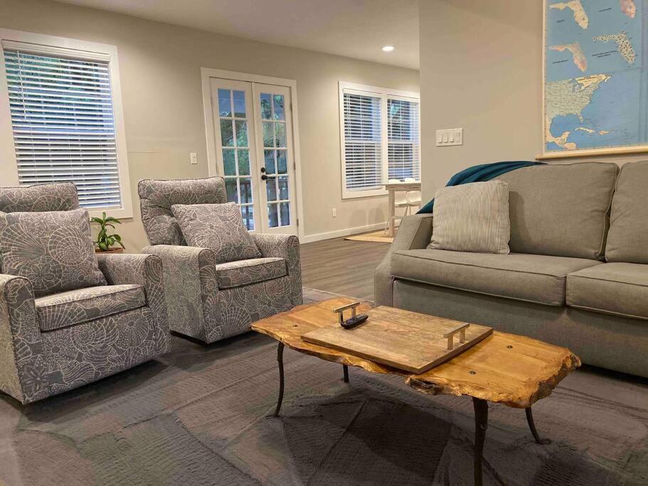 sala de estar con sofá y mesa de centro en StA Hideaway - Upper Unit Apt Minutes From Beach, en St. Augustine