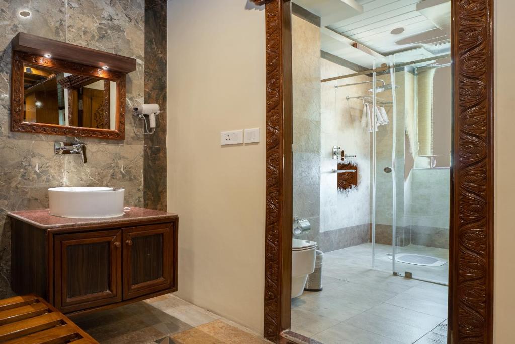 Koupelna v ubytování Surya Heritage Hotel