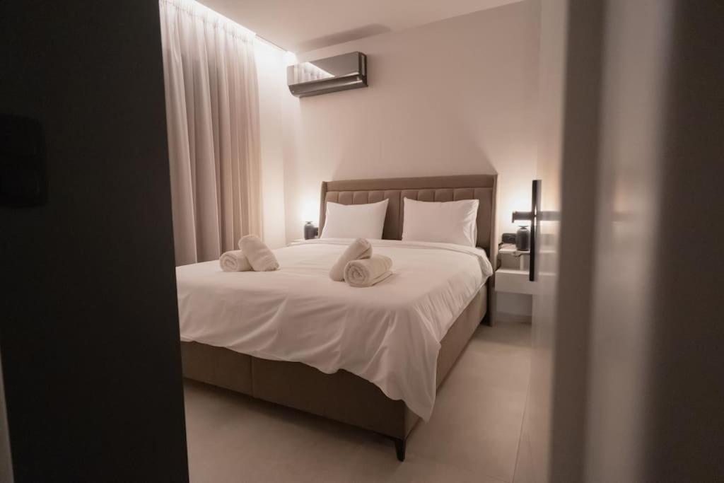 1 dormitorio con 1 cama con 2 toallas en ID Residences 102 en Volos
