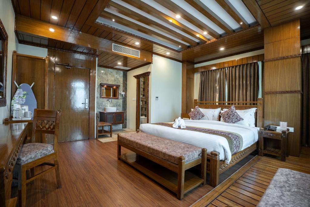 Postel nebo postele na pokoji v ubytování Surya Heritage Hotel