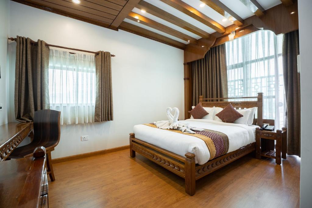 Postel nebo postele na pokoji v ubytování Surya Heritage Hotel