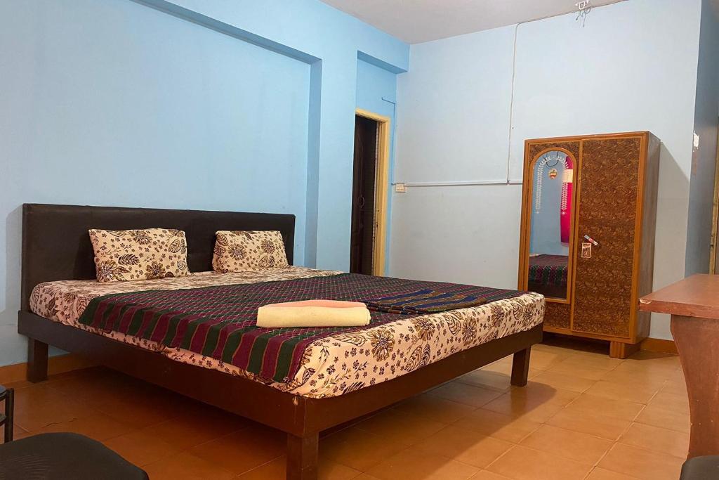 Tempat tidur dalam kamar di Akash Guest House