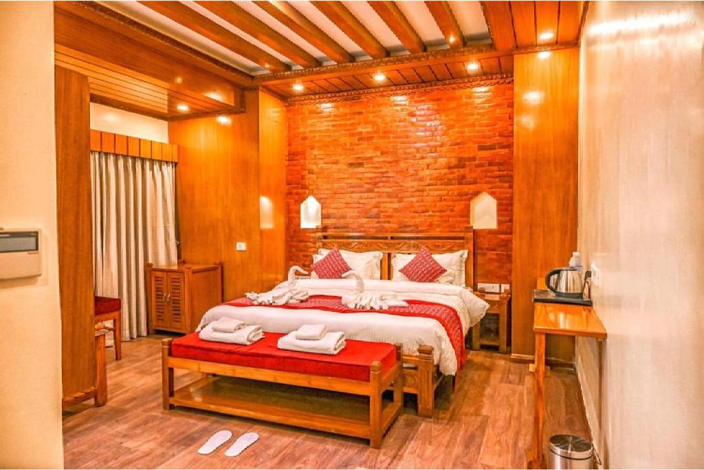 Postel nebo postele na pokoji v ubytování Surya Heritage Hotel