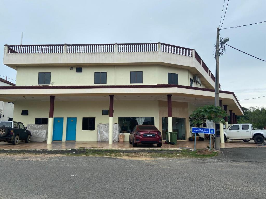 un edificio con un coche aparcado delante de él en OYO 90896 Gold Hill Hotel en Jerantut