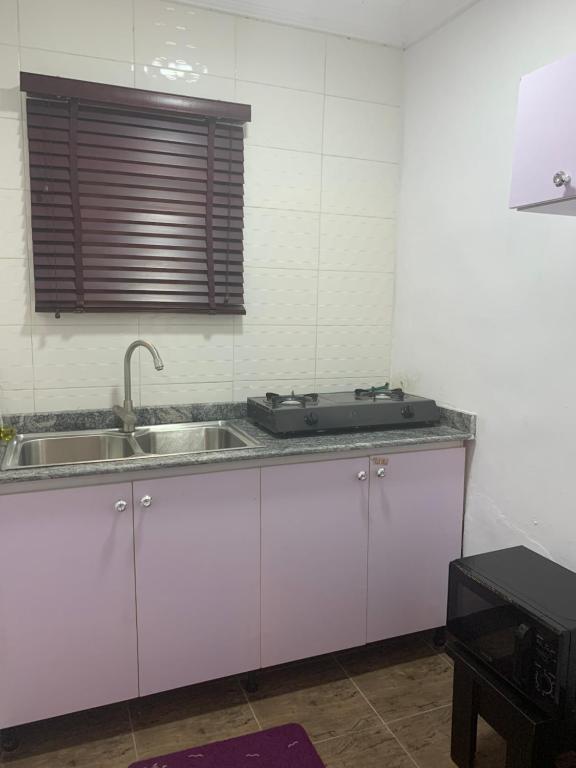 Kuchyň nebo kuchyňský kout v ubytování Charming & Cozy 1-BDR Apt - Mini Flat - 247 Power, Kitchen, Wi-Fi, DSTV, Netflix, 5 mins from the Airports