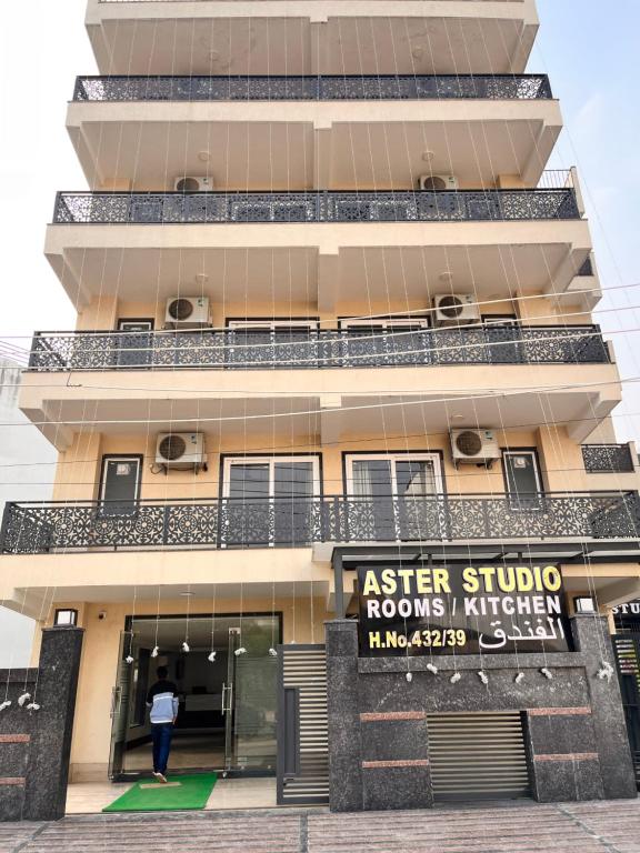 un homme se tient à l'extérieur d'un bâtiment dans l'établissement Aster Studio Sec-39 Gurgaon I Fully furnished 2BHK, à Gurgaon