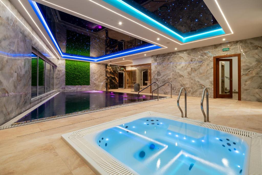 Piastun SPA&Wellness Krynica-Zdrój tesisinde veya buraya yakın yüzme havuzu