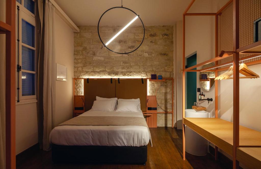 Postel nebo postele na pokoji v ubytování Heart Hotel