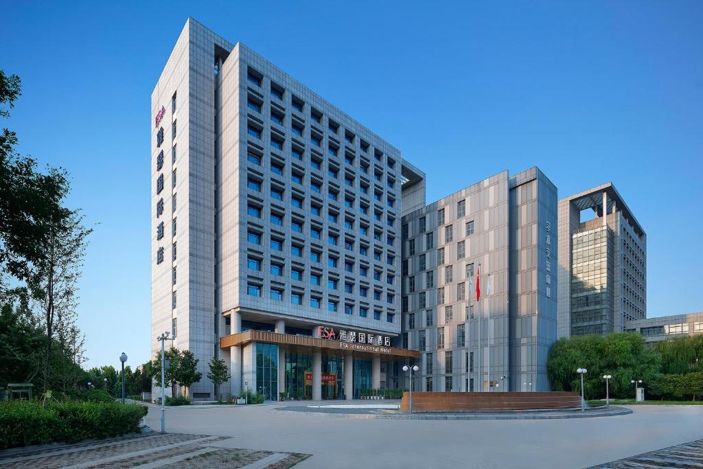 een weergave van een gebouw met twee hoge gebouwen bij Arthur International Hotel - Provincial Science and Technology Museum Xianghu Branch in Zhengzhou