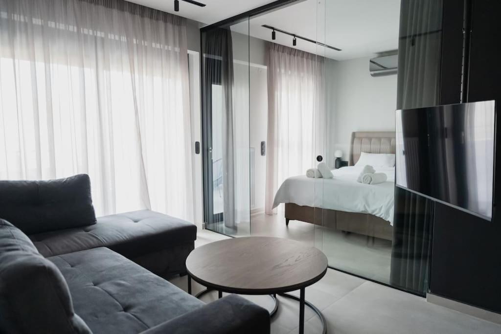 uma sala de estar com um sofá e uma cama em ID Residences 201 em Volos