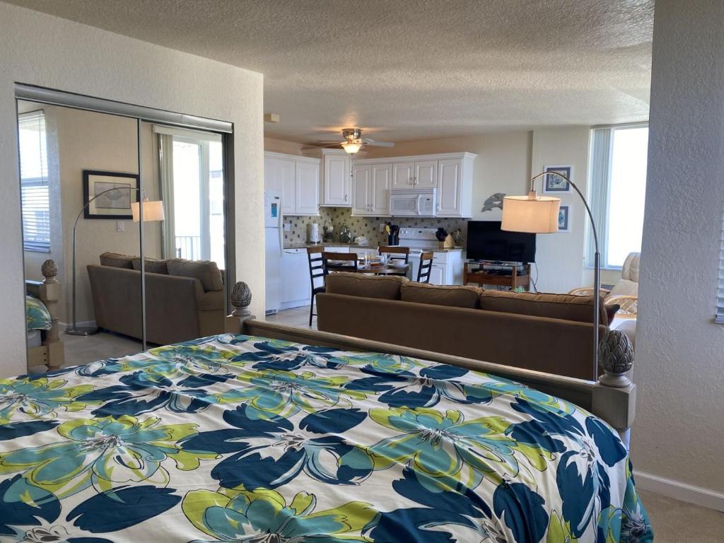 Habitación con cama y sala de estar. en EBT 906b en Fort Myers Beach