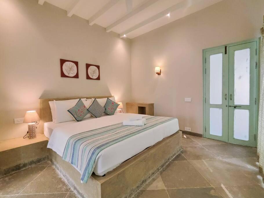 Postel nebo postele na pokoji v ubytování Barcelona Villas at Love Story Siolim- 3BHK Private Pool Villas