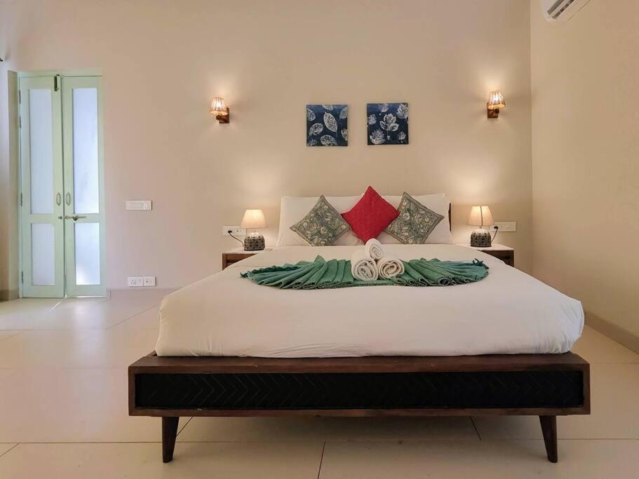 Postel nebo postele na pokoji v ubytování Barcelona Villas at Love Story Siolim- 3BHK Private Pool Villas