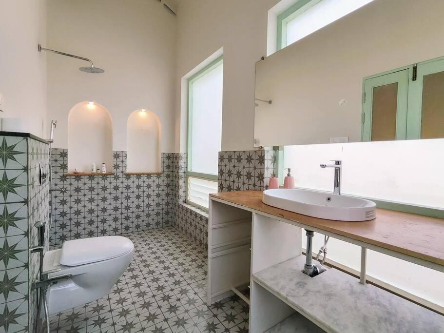 Koupelna v ubytování Barcelona Villas at Love Story Siolim- 3BHK Private Pool Villas