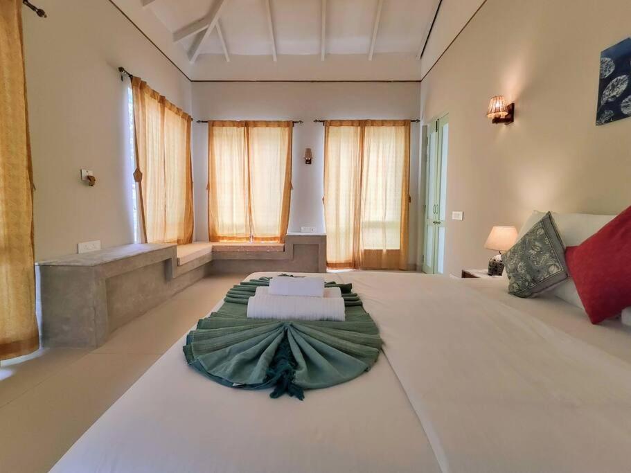 Postel nebo postele na pokoji v ubytování Barcelona Villas at Love Story Siolim- 3BHK Private Pool Villas