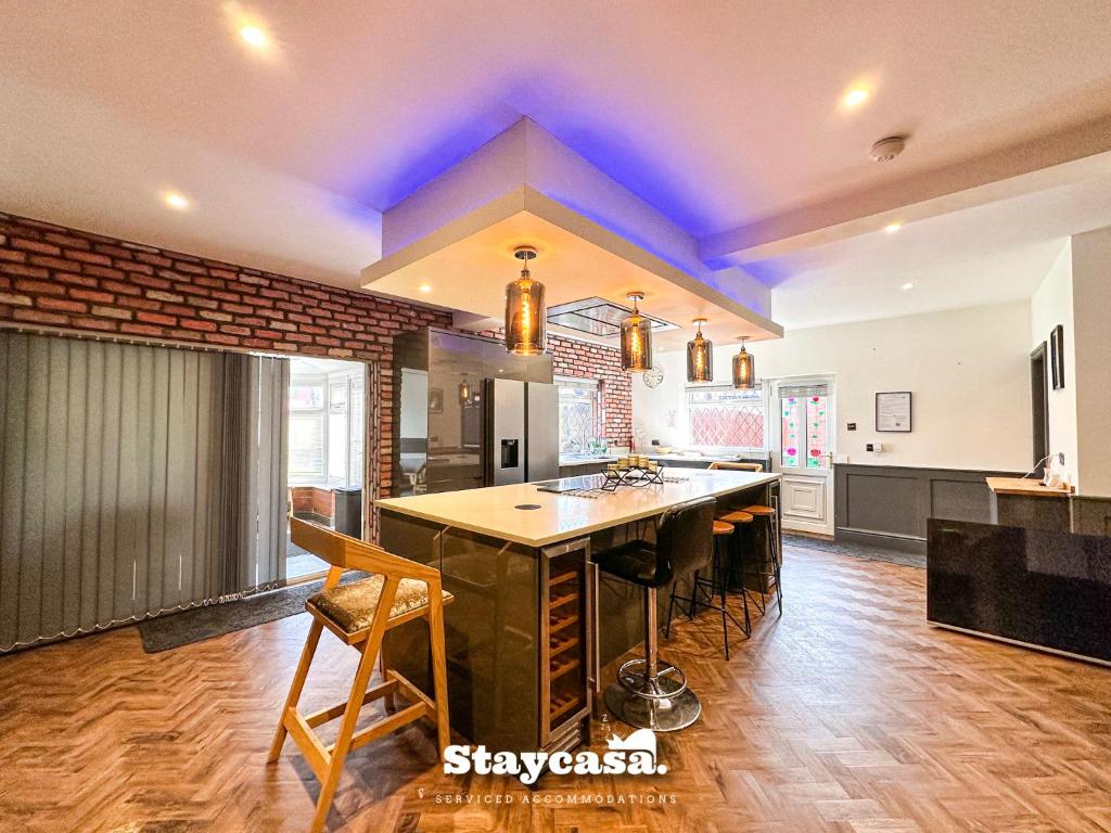 Η κουζίνα ή μικρή κουζίνα στο Beautiful Detached Villa - Jacuzzi Bath - Parking