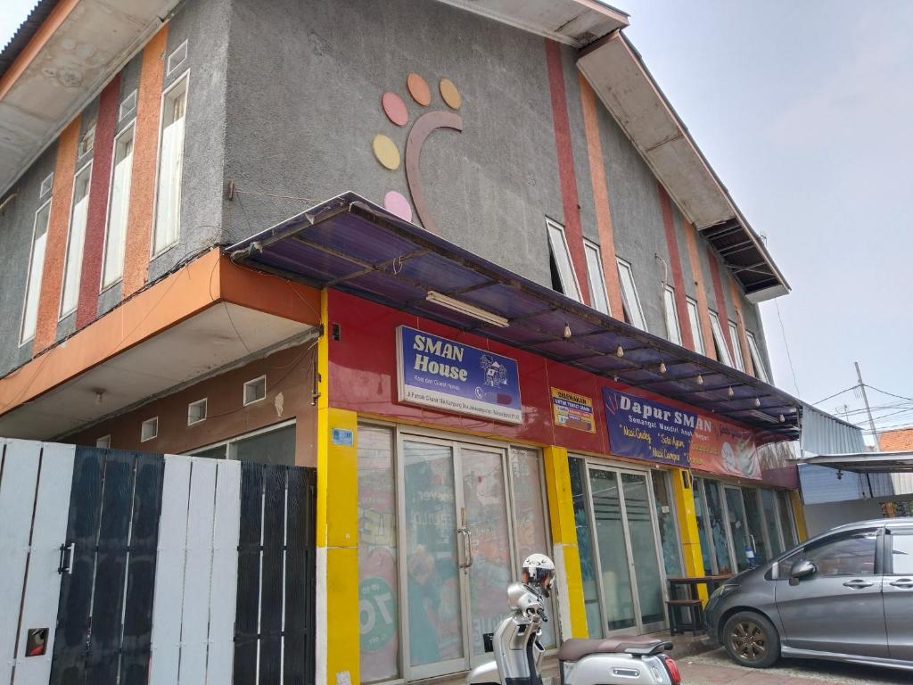 un edificio con un cartello sul lato di SMAN House powered by Cocotel a Bekasi