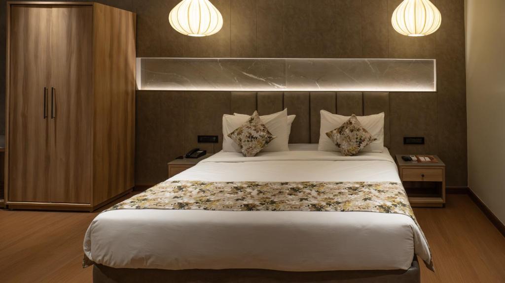Postel nebo postele na pokoji v ubytování The Cindrella Hotel
