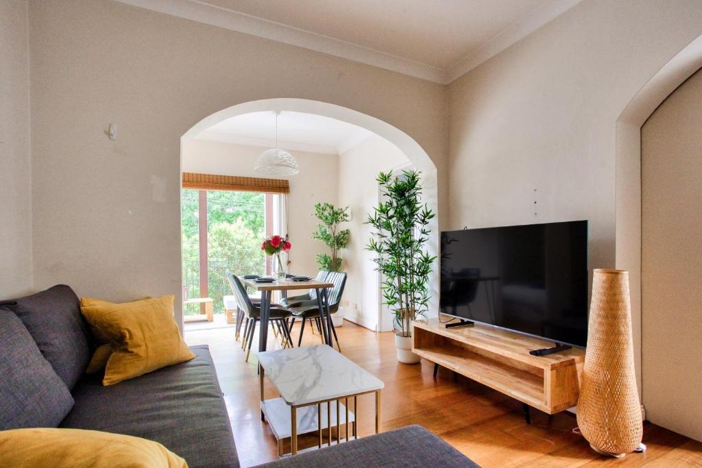 - un salon avec un canapé, une télévision et une table dans l'établissement 2 Bedroom Apartment Newtown Near to Shops 2, à Sydney