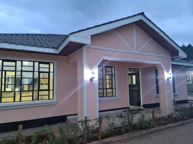 een klein roze huis met lichten erop bij Superb Crib in Nairobi
