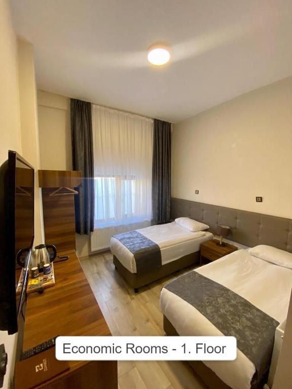 Кровать или кровати в номере Zümrüt Palas Otel
