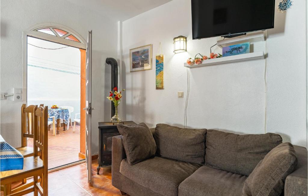 a living room with a couch and a television at 4 Bedroom Cozy Home In Facinas in Facinas