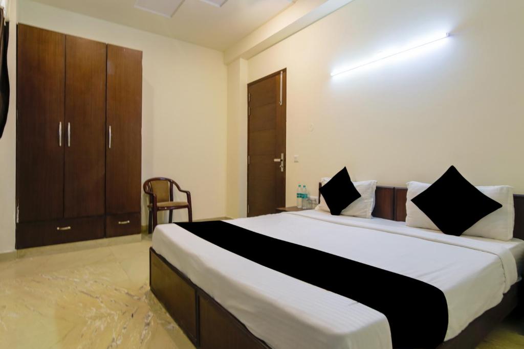 Voodi või voodid majutusasutuse Hotel Royal Red Rohini Sector 23 toas