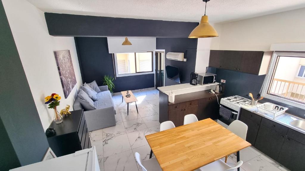 Kitchen o kitchenette sa Cozy Beach Apt / Near Airport + 100Mbit internet + Netflix