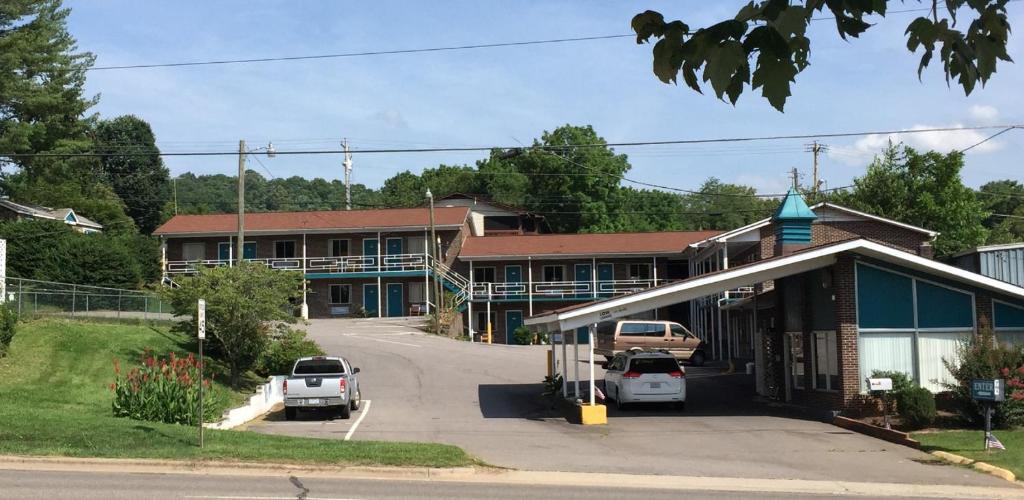 un edificio con coches estacionados en un estacionamiento en A Sapphire Inn, en Franklin