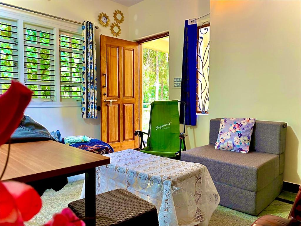 Χώρος καθιστικού στο Spacious 2BHK for upto 12 Guests , Best for Families & Groups