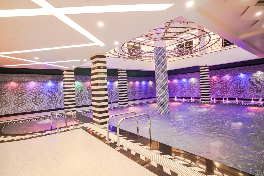 Bazén v ubytování HOTEL ALLISHAN !! Couple Friendly Hotel Near Science City !! nebo v jeho okolí