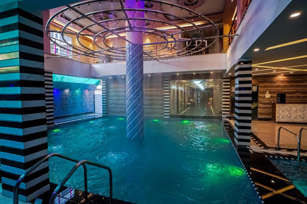 Bazén v ubytování HOTEL ALLISHAN !! Couple Friendly Hotel Near Science City !! nebo v jeho okolí