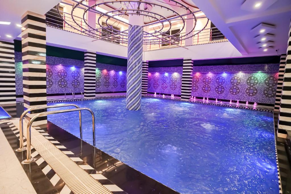 Bazén v ubytování HOTEL ALLISHAN !! Couple Friendly Hotel Near Science City !! nebo v jeho okolí