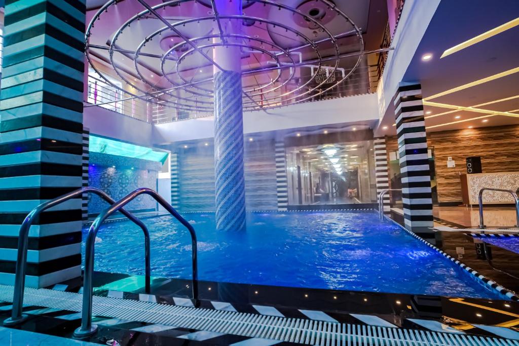 Bazén v ubytování HOTEL ALLISHAN !! Couple Friendly Hotel Near Science City !! nebo v jeho okolí