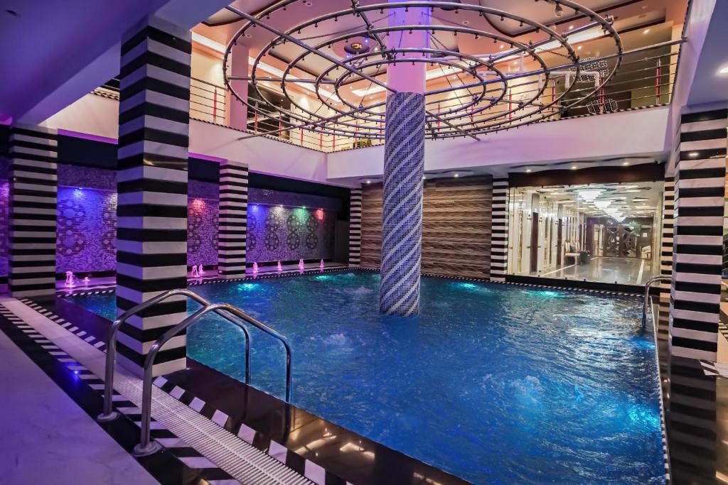 Bazén v ubytování HOTEL ALLISHAN !! Couple Friendly Hotel Near Science City !! nebo v jeho okolí