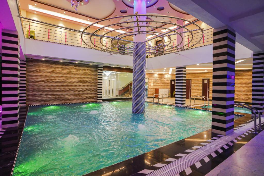 Bazén v ubytování HOTEL ALLISHAN !! Couple Friendly Hotel Near Science City !! nebo v jeho okolí