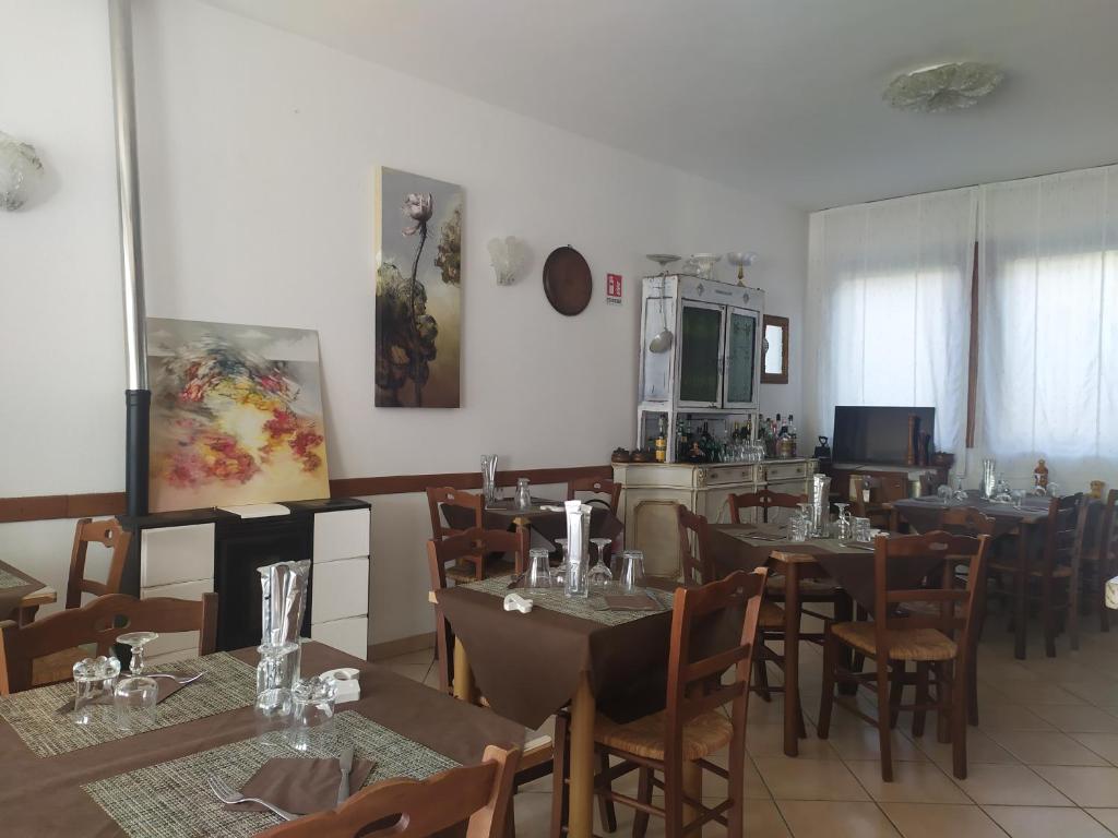 un restaurante con mesas y sillas en una habitación en Da Teresa, en Bardineto
